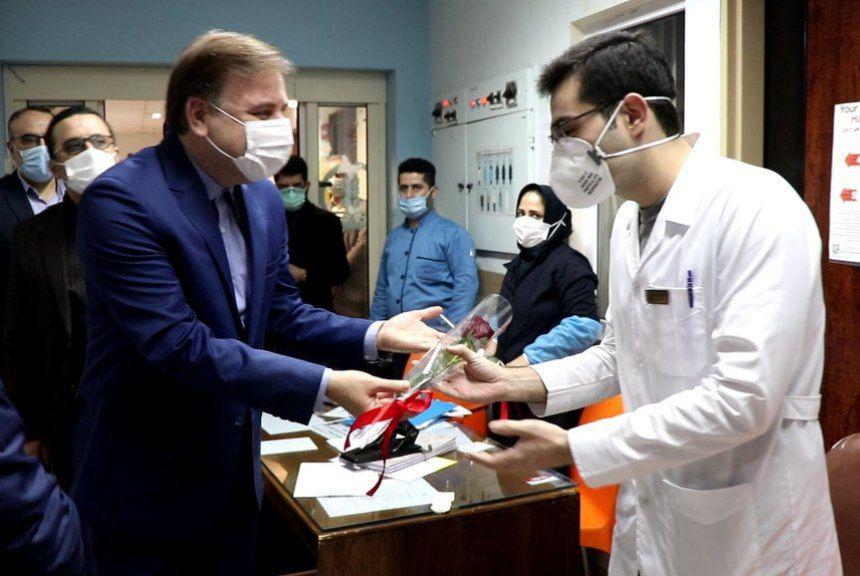 قدردانی استاندار گیلان از پرستاران با اهداء شاخههای گل