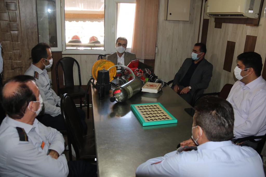 تحویل سال متفاوت شهردار رشت در کنار آتش‌نشانان شهر باران