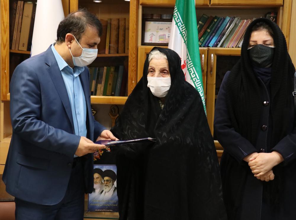 تجلیل فرماندار رشت از همسر و مادر شهید و بانوی جانباز دفاع مقدس