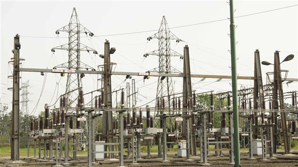 عملیات اجرایی توسعه سه فیدر ۲۰ کیلوولت پست ۶۳/۲۰ کیلوولت شهر صنعتی رشت آغاز شد