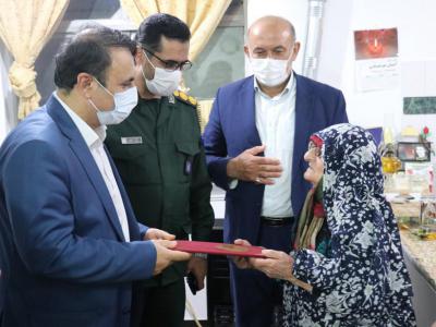 تجلیل فرماندار رشت از مادر شهید و جانباز‌ عملیات بیت المقدس