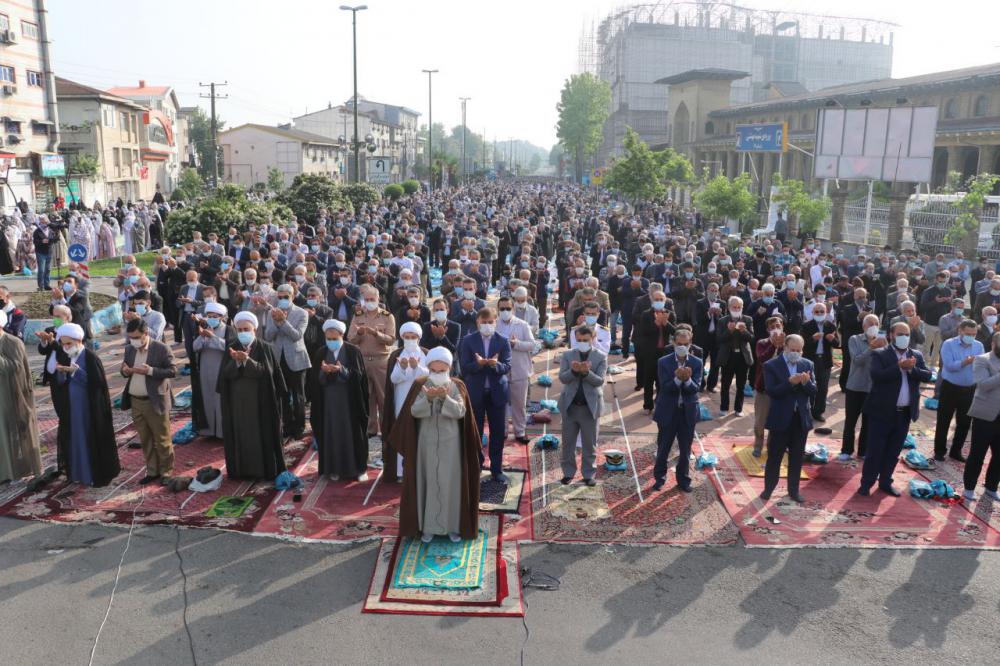 نماز عید سعید فطر با حضور استاندار گیلان در رشت اقامه شد