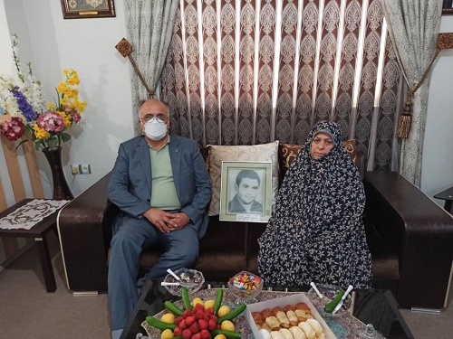 دیدار مدیر مخابرات منطقه گیلان با خانواده شهید والامقام محمدتقی شفیعیان به مناسبت هفته ارتباطات