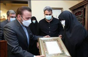 ابلاغ پیام تسلیت رئیس جمهور و همدردی با خانواده رئیس فقید بنیاد مسکن انقلاب اسلامی/ تقدیم لوح یادمان زرین از طرف دولت به همسر مرحوم علیرضا تابش