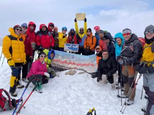 قله کینو زیر پای تیم کوهنوردی سازمان تامین اجتماعی