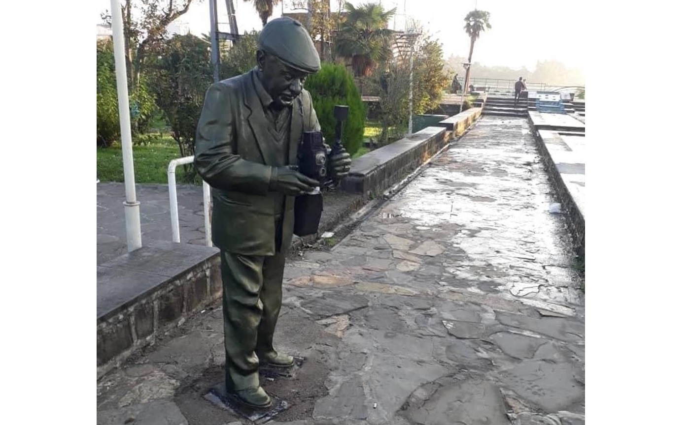 مجسمه مرد عکاس پس از بازسازی در محل پیشین نصب شد