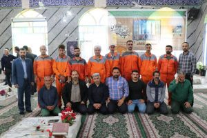 به مناسبت روز کارگر رخ داد:  کارگران زحمتکش شهرداری لنگرود گلزار متبرک شهدا را گلباران کردند