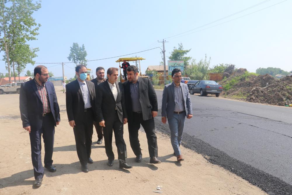 فرماندار رشت در بازدید از پروژه های در حال اجرای آسفالت شهرستان، خبر داد: تحقق آسفالت ۵۰ کیلومتر از راههای شهرستان رشت در سال جاری