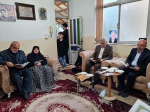 دیدار استاندار گیلان با خانواده شهیدان فتحی مقدم و قربانی در آستانه اشرفیه / دکتر عباسی: شهدا معیار بارز ولایتمداری در جهت اعتلای نظام اسلامی هستند