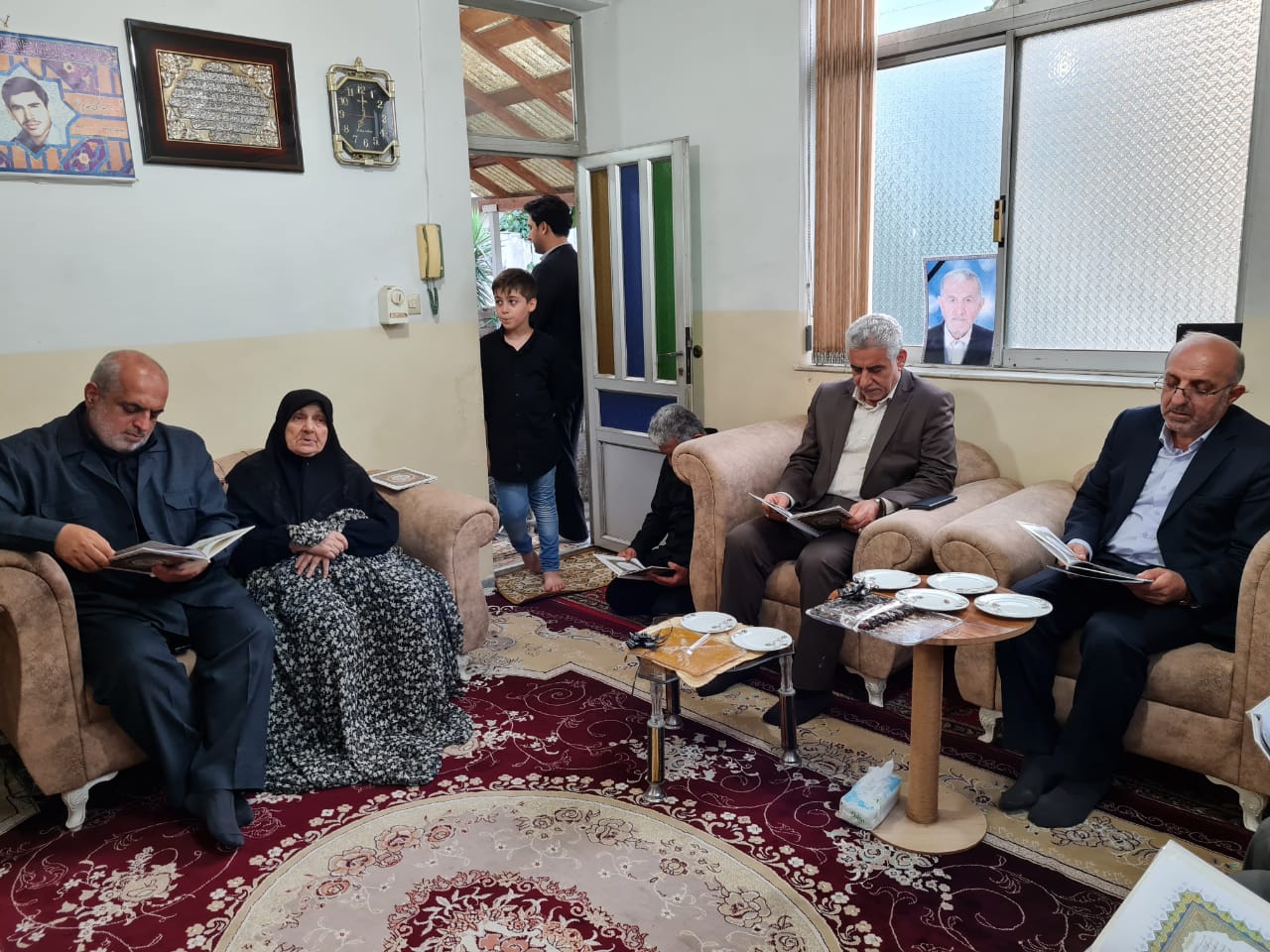 دیدار استاندار گیلان با خانواده شهیدان فتحی مقدم و قربانی در آستانه اشرفیه / دکتر عباسی: شهدا معیار بارز ولایتمداری در جهت اعتلای نظام اسلامی هستند
