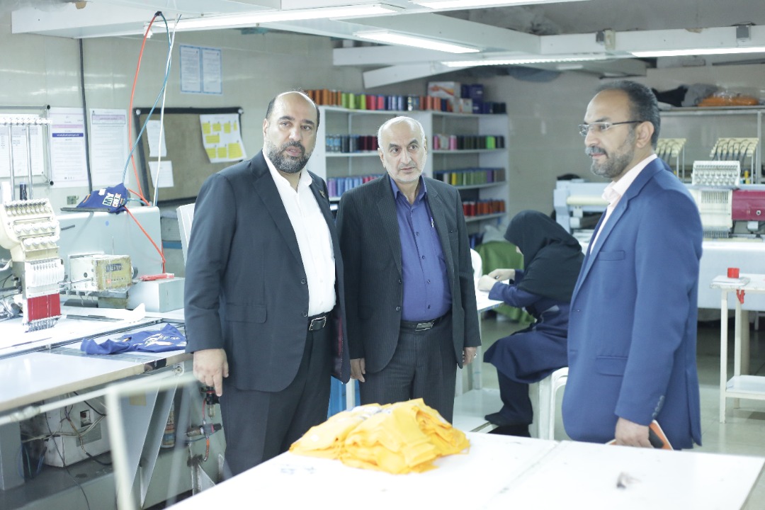 مدیرکل صمت گیلان در حاشیه بازدید از صنایع بندرانزلی: به جرأت در تولید پوشاک از برندهای خارجی برتریم/ نگذاریم گره تولید با دندان باز شود