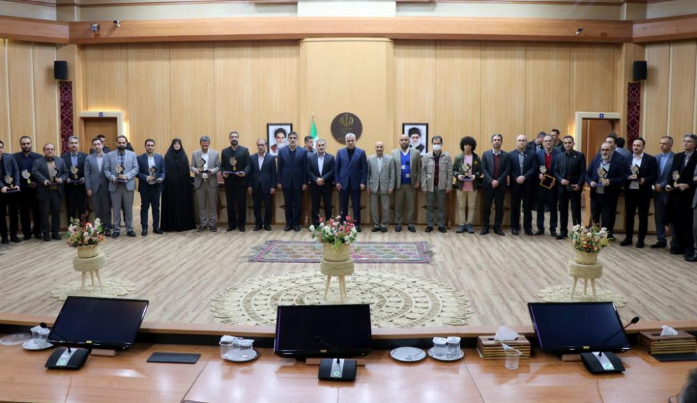استاندار در بیست و سومین جشنواره تجلیل از پژوهشگران و فناوران برگزیده گیلان بیان کرد: پژوهشگران و شرکتهای دانش بنیان در اولویت پرداخت تسهیلات هستند