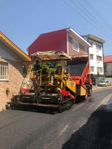 به همت شهرداری لاهیجان صورت گرفت: اجرای عملیات برداشت آسفالت فرسوده ، لکه گیری و روکش آسفالت با فینیشر