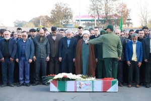 با حضور نماینده ولی فقیه و استاندار گیلان و سرپرست فرمانداری رشت:   پیکر شهید مدافع حرم “یعقوبی” بر روی دستان مردمان رشت تشییع شد