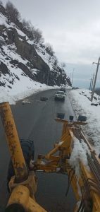 انجام عملیات برف روبی و ریزش برداری در محورهای کوهستانی استان