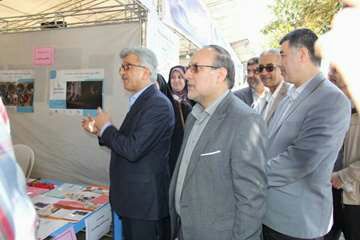 بازدید دکتر حسن کریمی کرنق از نمایشگاه سلامت در هفته سلامت