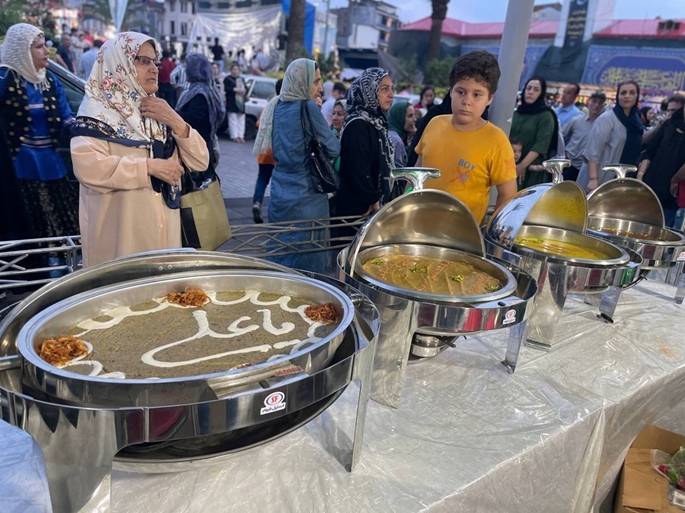 برپایی میز خوراک یوم الطعام در شهر رشت،اولین شهر خوراک جهان در یونسکو در پیاده راه فرهنگی شهدای ذهاب _ مردم رشت مهمان سفره امیرالمومنین(ع) شدند