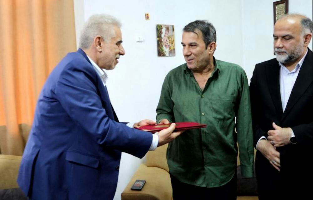 همزمان با هفته دفاع مقدس؛ دیدار استاندار گیلان و فرماندار رشت با جانباز سرافراز ۷۰ درصد حسین فرحناک در رشت