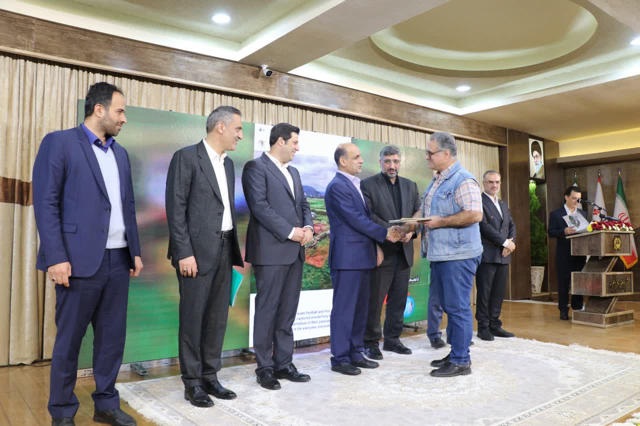 در پی انعکاس جهانی تصویر هنرمندانه از هیجان فوتبال در یک روستا در لاهیجان؛ مدیریت شهری لاهیجان با حضور استاندار گیلان از مهرداد گرامی تجلیل کرد