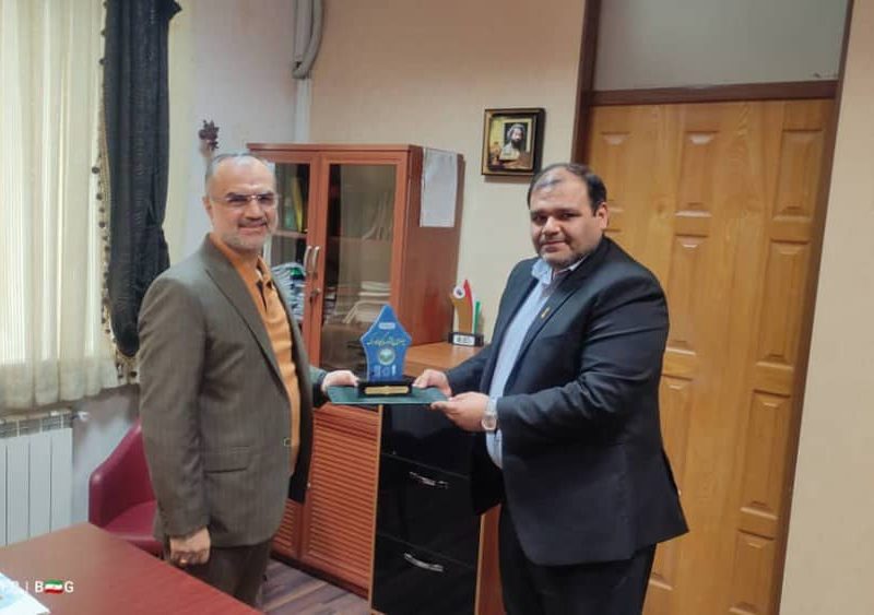 قدردانی از دکتر کارگرنیا رئیس شورای اسلامی شهر رشت توسط رئیس دانشگاه جامع علمی کاربردی گیلان