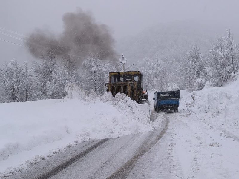 انجام عملیات برف‌روبی در ۱۸۳۴ کیلومتر باند از جاده‌های گیلان