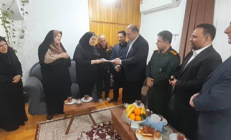 تجلیل مسئولان شهرستان لنگرود از دانش‌آموز برگزیده رقابت‌های کشوری فناوری هسته‌ای
