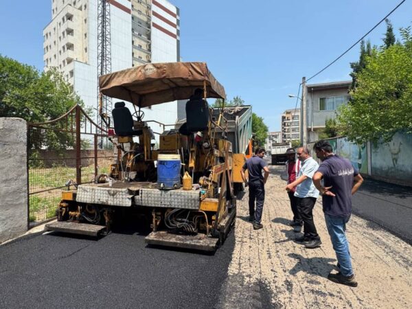 نهضت روکش آسفالت در معابر اصلی و فرعی شهری شهر رشت ادامه دارد