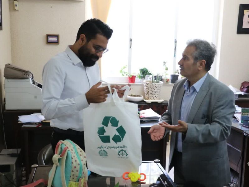 توزیع کیسه های پارچه ای در بین شهروندان توسط شهرداری لاهیجان