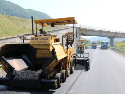 اجرای گسترده عملیات لکه‌گیری و روکش آسفالت در محورهای مواصلاتی استان گیلان