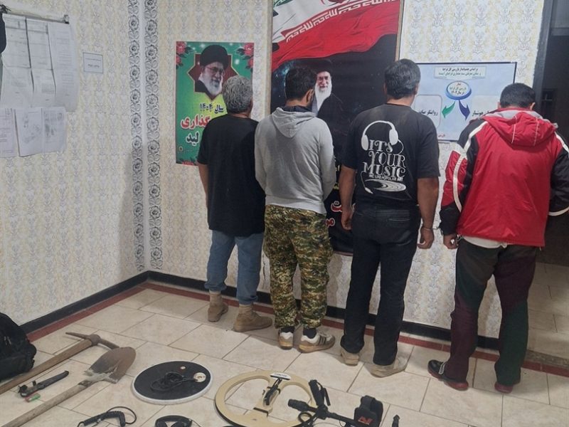 کشف و ضبط یک دستگاه فلزیاب و دستگیری چهار نفر در رودبار