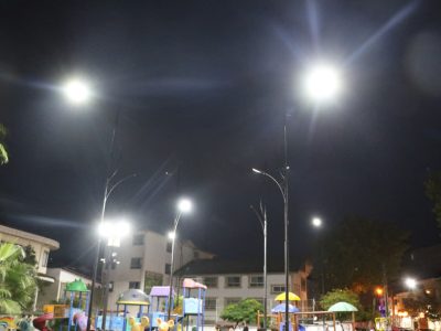 نصب چراغ های روشنایی جدید در پارک گلها توسط شهرداری لاهیجان